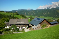 Unser Hof mit dem Dachstein im Hintergrund