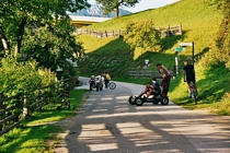 Mit Go-Karts und Fahrräder auf unserer Straße